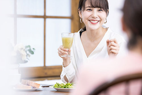 カフェで談笑している女性